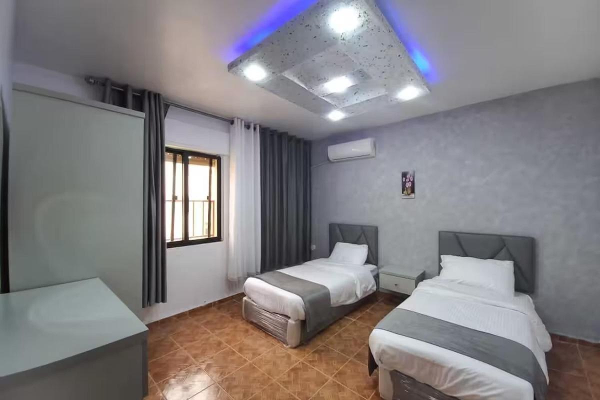 Al-Nujoom Hotel Suites Amman Buitenkant foto