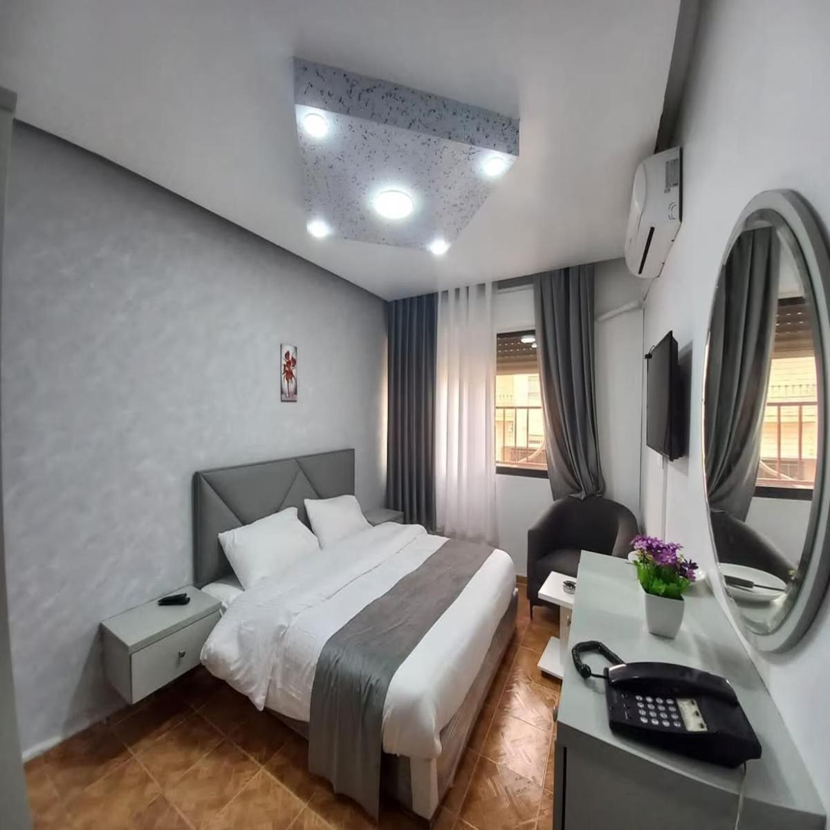 Al-Nujoom Hotel Suites Amman Buitenkant foto