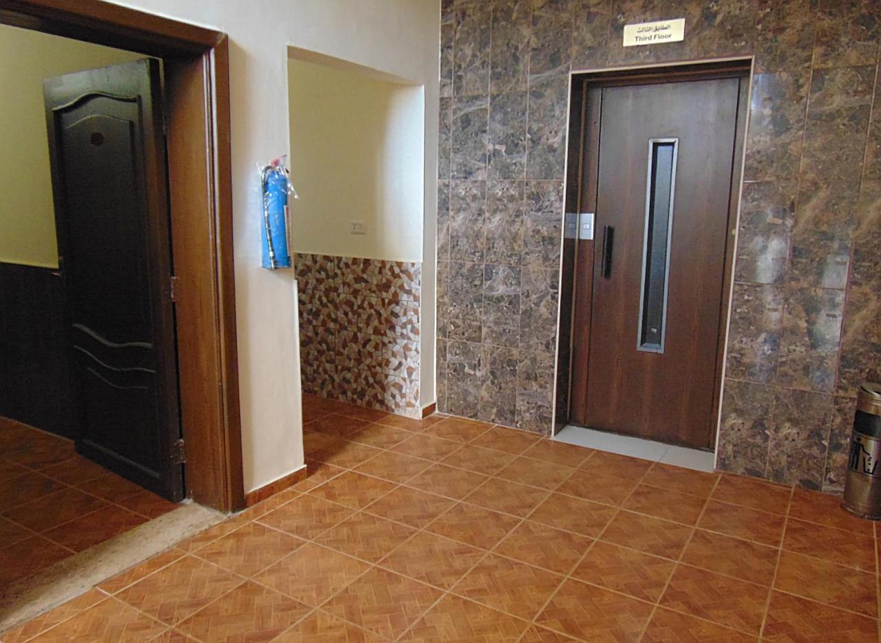 Al-Nujoom Hotel Suites Amman Buitenkant foto