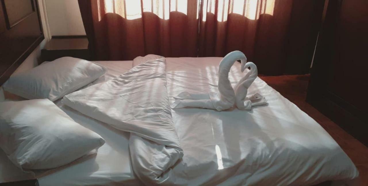 Al-Nujoom Hotel Suites Amman Buitenkant foto